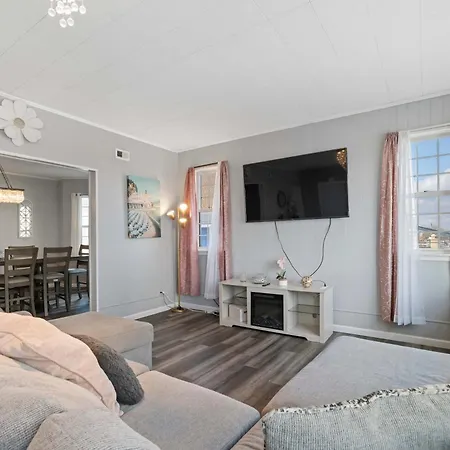 Escape To Raleigh Ave Glamour - Steps To The Beach